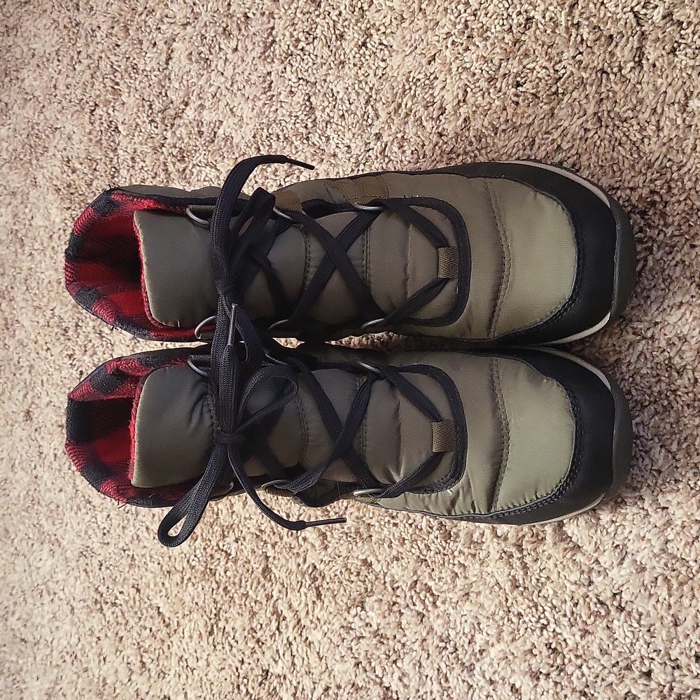 Womens Sorel Whitney Lace-Up Short women’s cold weather/snow boot. Size 9.